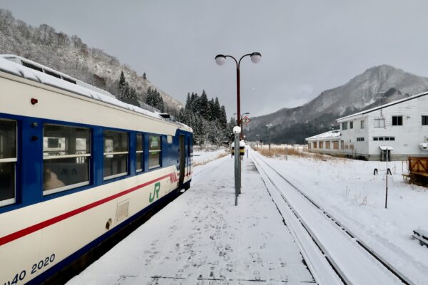 Niigata Sake Travel Recommendations < Cidade de Niigata Sake, Cidade de Uonuma, Cidade de Minami Uonuma, Cidade de Yuzawa, Cidade de Tokamachi, Cidade de Tsunan 1) Viagem de comboio.