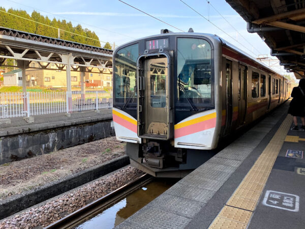 Niigata Sake Travel Recommendations < Cidade de Niigata Sake, Cidade de Uonuma, Cidade de Minami Uonuma, Cidade de Yuzawa, Cidade de Tokamachi, Cidade de Tsunan 1) Viagem de comboio.